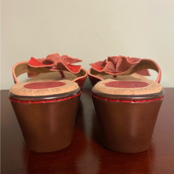 ☘️B.O.C. Orange Floral Wedge Sandals - Picture 3 of 6